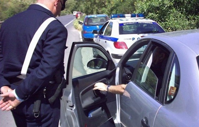 Έκρυβε στο αμάξι μικροποσότητα κοκαΐνης και οδηγούσε με πλαστό δίπλωμα οδήγησης