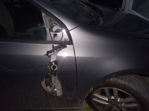 ΧΑΛΚΙΔΑ: Άγνωστοι έσπασαν καθρέπτες οχημάτων στην οδό Τραλλέων