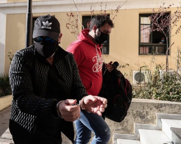 Νότης Σφακιανάκης: Στην Ευελπίδων με χειροπέδες - Είμαι εγκληματίας, είπε ειρωνικά (VIDEO)