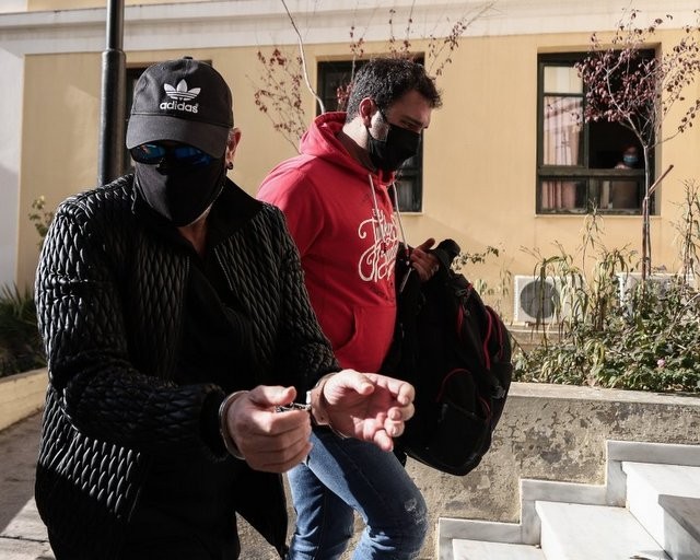 Νότης Σφακιανάκης: Στην Ευελπίδων με χειροπέδες - Είμαι εγκληματίας, είπε ειρωνικά (VIDEO)