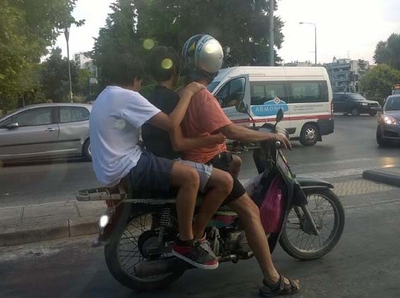 ΛΑΜΙΑ: Τρεις νεαροί Έλληνες έκαναν τρικάβαλο σε κλεμμένη μοτοσικλέτα