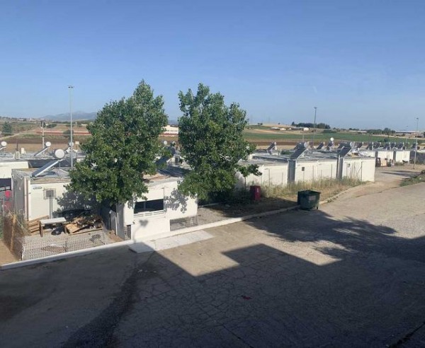 ΘΗΒΑ: Βγήκαν μαχαίρια στη δομή φιλοξενίας μεταναστών – Ένας τραυματίας