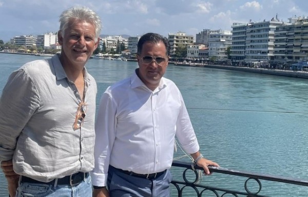 Ο Σπύρος Πνευματικός έβγαλε τον Άδωνι βόλτα στη Χαλκίδα