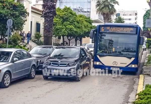 ΧΑΛΚΙΔΑ: Διπλοπαρκαρισμένος προκάλεσε κυκλοφοριακή ασφυξία στην οδό Βενιζέλου (VIDEO)
