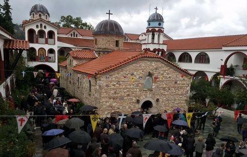 Πλήθος πιστών παρά τις κακές καιρικές συνθήκες στο μοναστήρι του Αγίου Δαυίδ