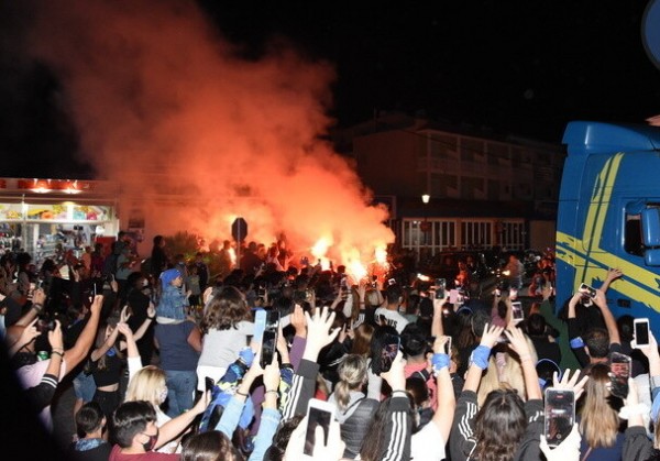 Απίστευτο: Πλήθος κόσμου στη Ρόδο υποδέχθηκε σαν ήρωα τον Τζέιμς Καφετζή (VIDEO)