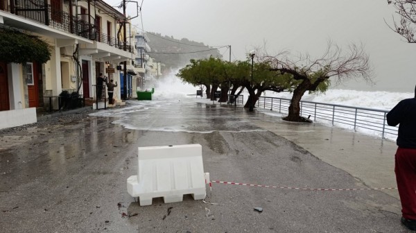 Σοβαρές ζημιές από την κακοκαιρία στην παραλιακή ζώνη της Κύμης