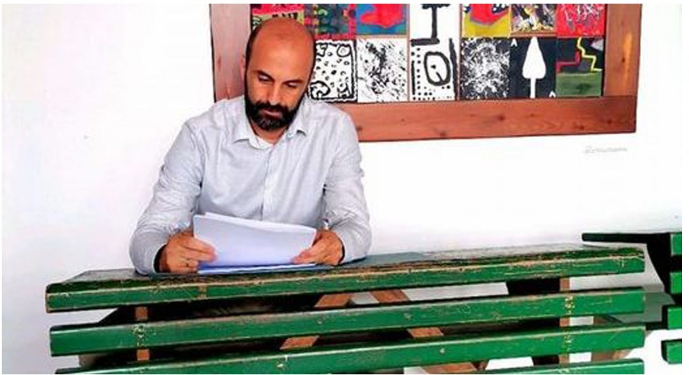 Ο δικηγόρος Θάνος Παλαιολόγος κάθισε σε παλιό σχολικό θρανίο