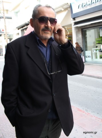 Με το κινητό στο αυτί περπατάει στην Αβάντων