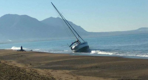ΚΑΡΥΣΤΟΣ: Κινητοποίηση από τρία σκάφη για την αποκόλληση ιστιοφόρου