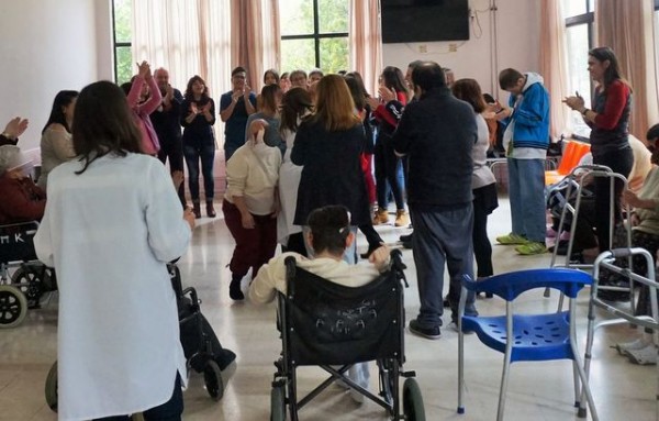 Στιγμές χαράς για τρόφιμους του Γηροκομείου Χαλκίδας και του Θεραπευτήριου Χρονίων Παθήσεων Αυλίδας