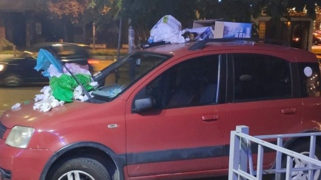 Πάρκαρε το αυτοκίνητό του σε πεζοδρόμιο και το έκαναν ... σκουπιδοτενεκέ