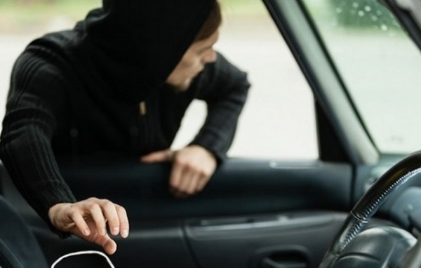 ΛΙΒΑΔΕΙΑ: Άφησε το αμάξι της ξεκλείδωτο της άρπαξαν την τσάντα με λεφτά και δύο κινητά τηλέφωνα