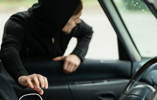 ΛΙΒΑΔΕΙΑ: Άφησε το αμάξι της ξεκλείδωτο της άρπαξαν την τσάντα με λεφτά και δύο κινητά τηλέφωνα