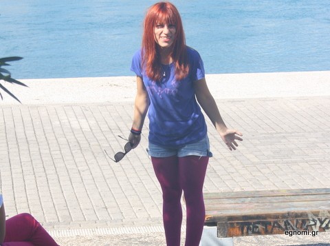 Μαλλιά και καλσόν περίπου το ίδιο χρώμα