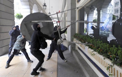 Συνελήφθη οπαδός του Παναθηναϊκού, που έσπαγε βιτρίνες στη Λιβαδειά