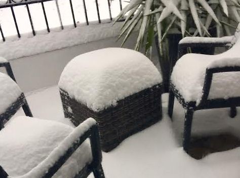 ΠΗΛΙ: Βρήκαν ...πουφ από χιόνι στη βεράντα!