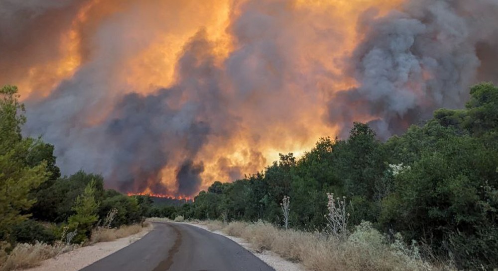 Φωτιά στα Δερβενοχώρια: Εκκενώθηκαν 6 οικισμοί, η μάχη με τις φλόγες συνεχίζεται (Video)