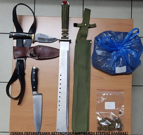ΣΤΕΡΕΑ ΕΛΛΑΔΑ: Χασίς, λαθραίος καπνός, μαχαίρια και μία ματσέτα είχε Έλληνας στο αυτοκίνητό του (φωτό)