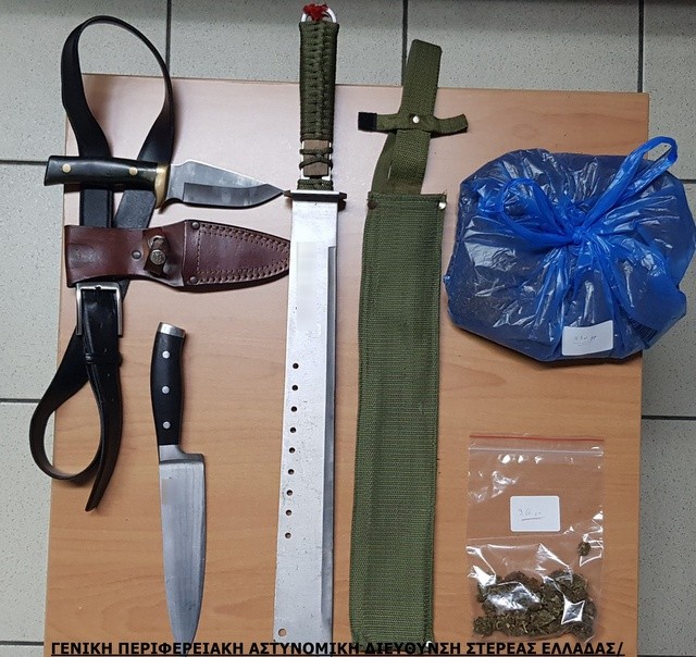 ΣΤΕΡΕΑ ΕΛΛΑΔΑ: Χασίς, λαθραίος καπνός, μαχαίρια και μία ματσέτα είχε Έλληνας στο αυτοκίνητό του (φωτό)