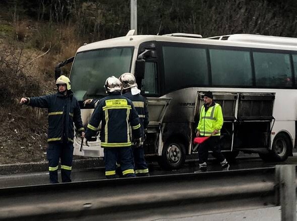 Λεωφορείο με 52 μαθητές πήρε φωτιά στο Μέτσοβο (ΒΙΝΤΕΟ)