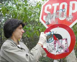 Kαταστρέφουν σήματα οδικής κυκλοφορίας