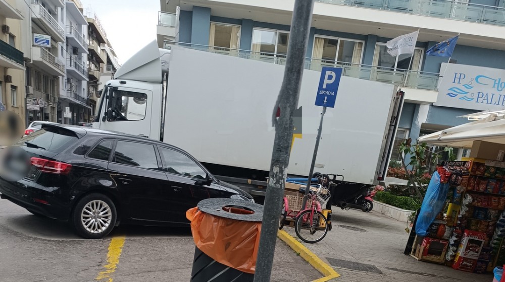 ΧΑΛΚΙΔΑ: Φορτηγό κατέλαβε πεζοδρόμιο στην πλατεία Ποθητού Καμάρα