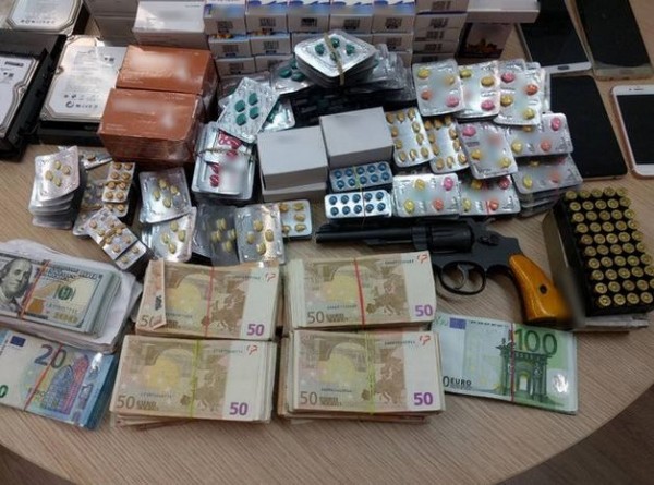 Πουλούσε παράνομα σεξουαλικά βοηθήματα και αναβολικά μέσω διαδικτύου