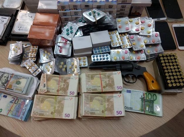 Πουλούσε παράνομα σεξουαλικά βοηθήματα και αναβολικά μέσω διαδικτύου