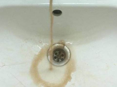 Τρέχει λάσπη στις βρύσες των σπιτιών της Καρύστου