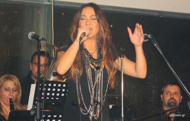 Η Μελίνα Ασλανίδου στη Χαλκίδα: Τι σου κανα και πίνεις με τα μαχαίρια ...κάτω!