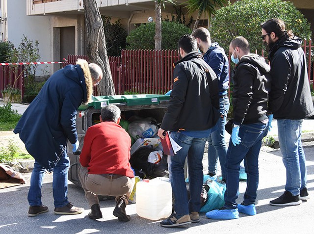 ΣΟΚ: 30χρονη πέταξε το μωρό της σε κάδο απορριμμάτων