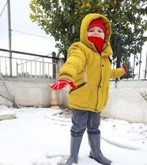 Δε χαμπαριάζει ...ο μικρός Κωνσταντίνος απ' το κρύο!