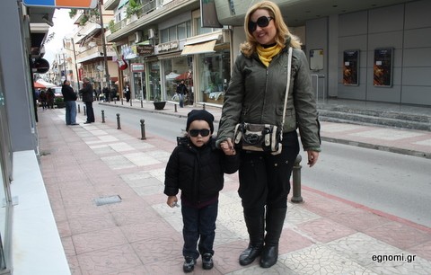 Από γυαλί σκίζουν μαμά και γιος