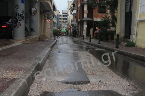 Χαλκίδα: Λακκούβα ...πηγάδι απειλεί οδηγούς