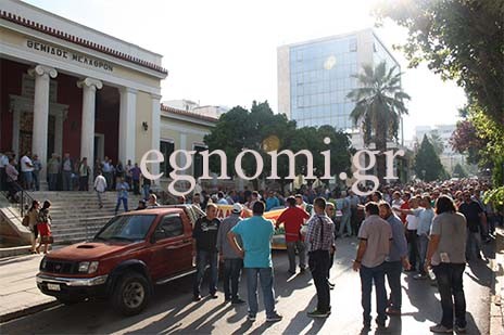 Εργαζόμενοι της ΕΑΒ έκαναν παράσταση διαμαρτυρίας στα Δικαστήρια Χαλκίδας
