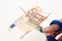 Η γιαγιά ...νευρίασε και τα έκανε ...κομμάτια!