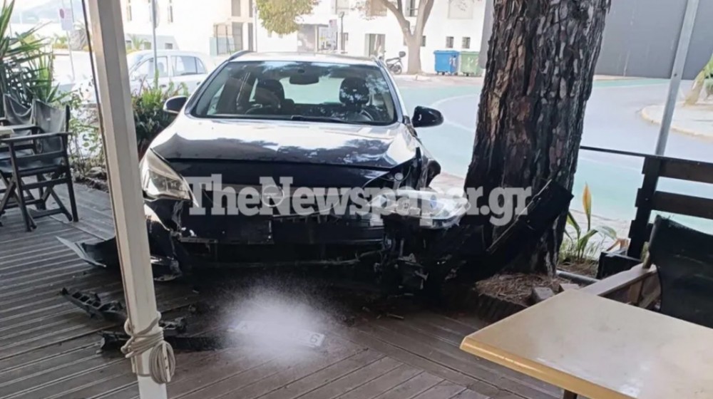 Εχασε τον έλεγχο του ΙΧ και μπήκε μέσα σε καφετέρια στον Βόλο!