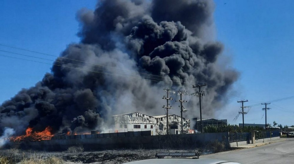 ΡΙΤΣΩΝΑ: Μεγάλη φωτιά σε αποθηκευτικό χώρο εργοστασίου ανακύκλωσης
