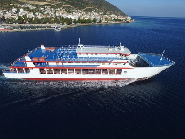 ΑΡΚΙΤΣΑ: Αυτοκίνητο έπεσε στη θάλασσα αντί να μπει στο γκαράζ του πλοίου Αιδηψός