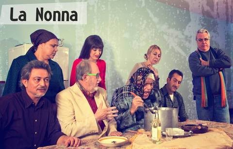 O Nάσος Τσότσος γίνεται Νόνα στη θεατρική σκηνή