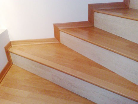 Βρέθηκε νεκρή στη σκάλα γυναίκα από τα Ψαχνά