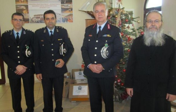 Ο στρατηγός παρέδωσε τρόφιμα στο Μητροπολίτη Φθιώτιδας