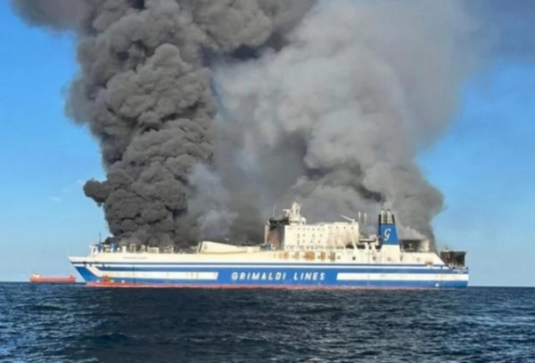 ΦΛΕΓΟΜΕΝΟ ΠΛΟΙΟ: Βρέθηκε ζωντανός ένας από τους αγνοούμενους στην πρύμνη
