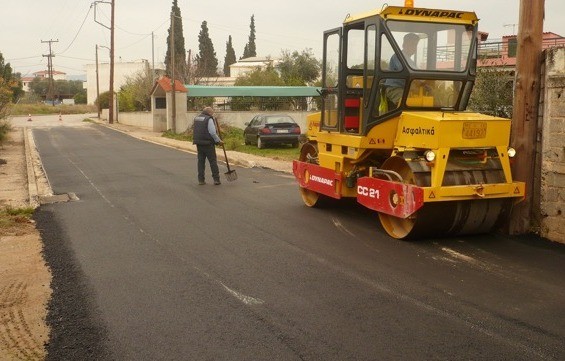Έπεσε άσφαλτος σε δρόμους της Αρτάκης
