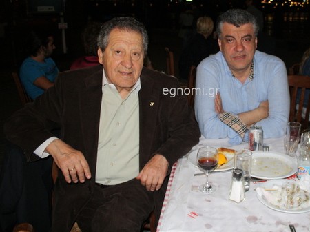 Μπαμπάς και γιος σε προεκλογικό mood