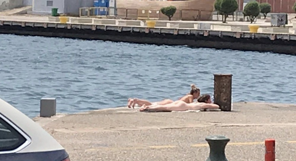 Νεαρές πέταξαν τα ρούχα και έκαναν ηλιοθεραπεία στο κέντρο της πόλης!