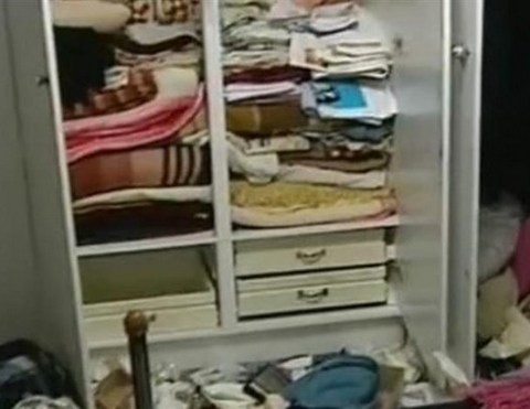 Ανδρες της Αστυνομίας συλλαμβάνουν διαρρήκτη κρυμμένο σε ντουλάπα (VIDEO)