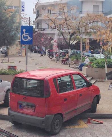 Θαυμάστε παρκάρισμα στην πλατεία Αγίας Βαρβάρας