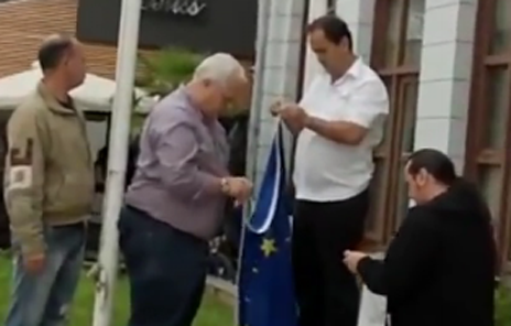 Kατέβασαν τη σημαία από το δημαρχείο Xαλκίδας (VIDEO)